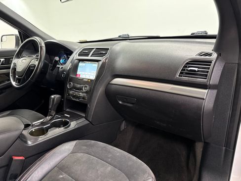 Used 2018 Ford Explorer XLT w/ Equipment Group 202A FWD image 30