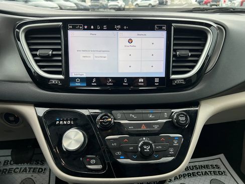 Used 2023 Chrysler Pacifica Touring-L image 23