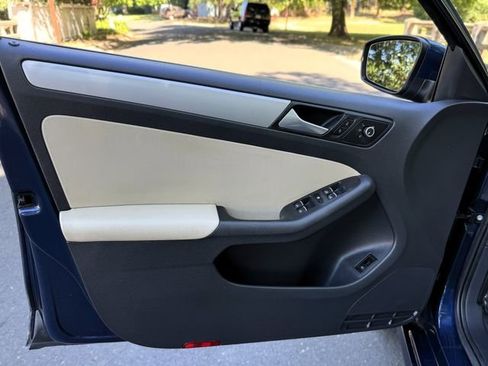 Used 2013 Volkswagen Jetta SE FWD image 18