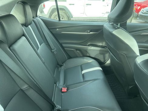 Used 2025 Toyota Camry SE w/ Convenience Package image 4