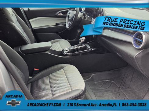 Used 2025 Chevrolet Trax LT w/ Driver Confidence Package FWD image 11