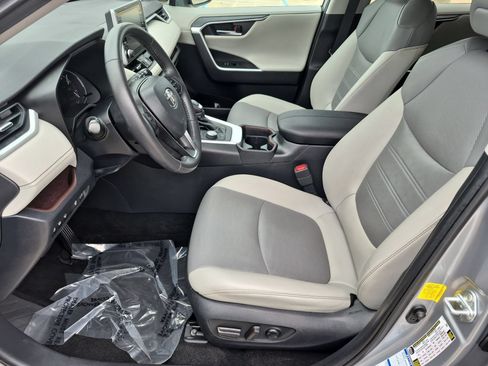 Used 2019 Toyota RAV4 Limited w/ Cold Weather Package AWD/4WD image 11