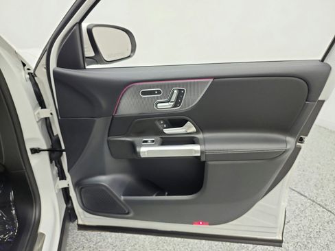 Used 2022 Mercedes-Benz GLB 250 image 21