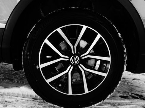 Certified 2021 Volkswagen Tiguan SE w/ Panoramic Sunroof Package image 81