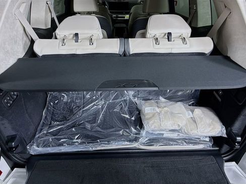 New 2026 BMW X7 M60i image 28