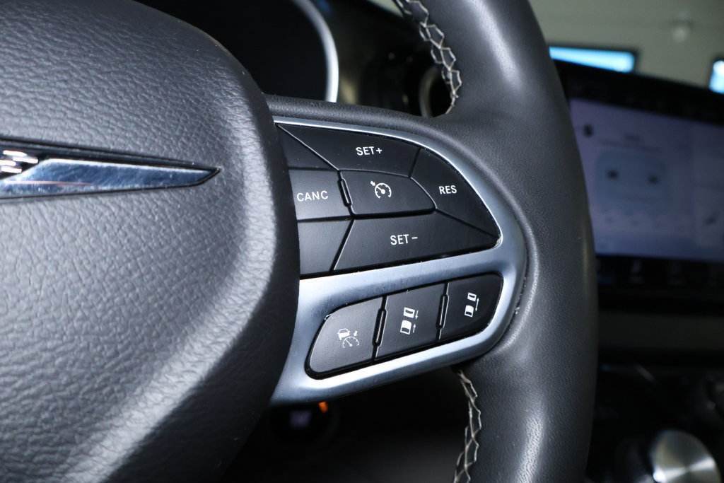 Used 2023 Chrysler Pacifica Touring-L FWD image 21