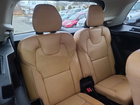 Used 2016 Volvo XC90 T8 Inscription w/ Vision Package image 18