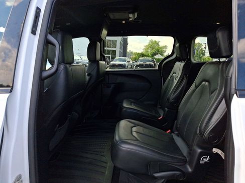 Used 2020 Chrysler Pacifica Touring-L w/ S Appearance Package FWD image 11