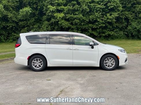 Used 2023 Chrysler Pacifica Touring-L FWD image 8