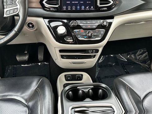 Used 2018 Chrysler Pacifica Touring-L Plus w/ Advanced Safetytec Group FWD image 11