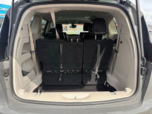 Used 2023 Chrysler Pacifica Touring-L image 11