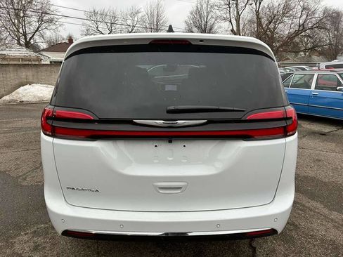 Used 2026 Chrysler Pacifica Select image 7