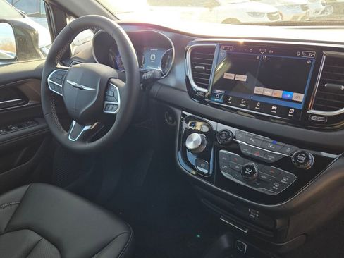 New 2026 Chrysler Voyager LX image 7