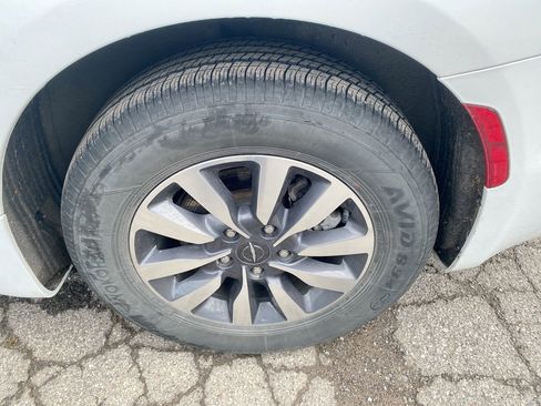 Used 2023 Chrysler Pacifica Touring-L FWD image 2