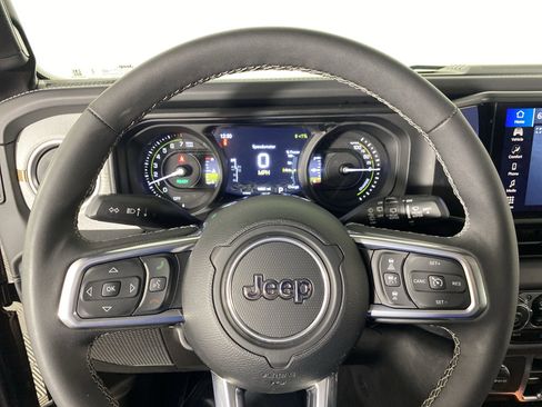 Used 2025 Jeep Wrangler Unlimited Sahara w/ Safety Group AWD/4WD image 21