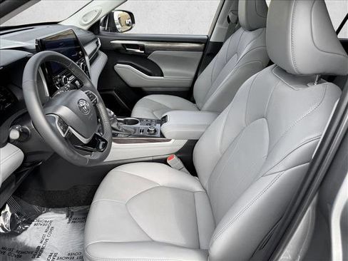 Certified 2026 Toyota Highlander Limited image 10
