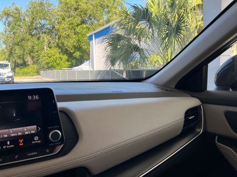 Used 2025 Nissan Rogue SV image 36