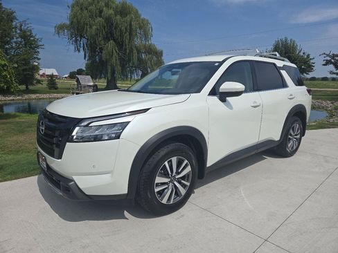 Used 2023 Nissan Pathfinder SL w/ Black Appearance Package AWD/4WD image 1