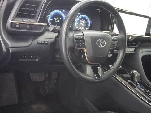 Used 2025 Toyota Crown AWD/4WD image 5