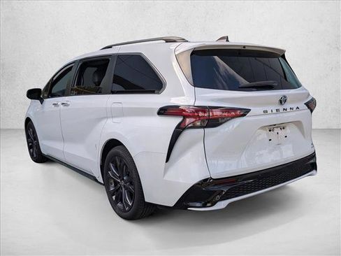 Used 2022 Toyota Sienna XSE FWD image 7