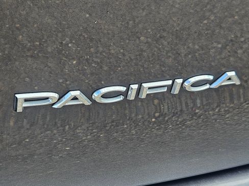 Used 2017 Chrysler Pacifica Touring-L FWD image 25
