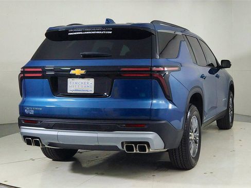 Used 2025 Chevrolet Traverse LT w/ Driver Confidence Package image 6