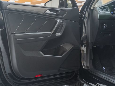 Used 2022 Volkswagen Tiguan SE w/ Panoramic Sunroof Package FWD image 41