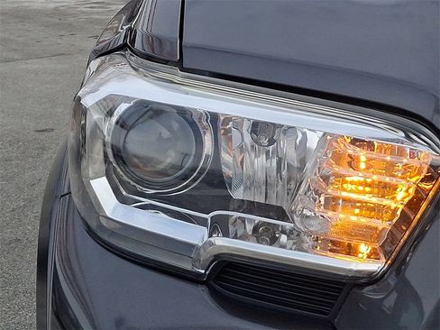 Used 2017 Toyota Tacoma SR5 w/ Tow Package image 11