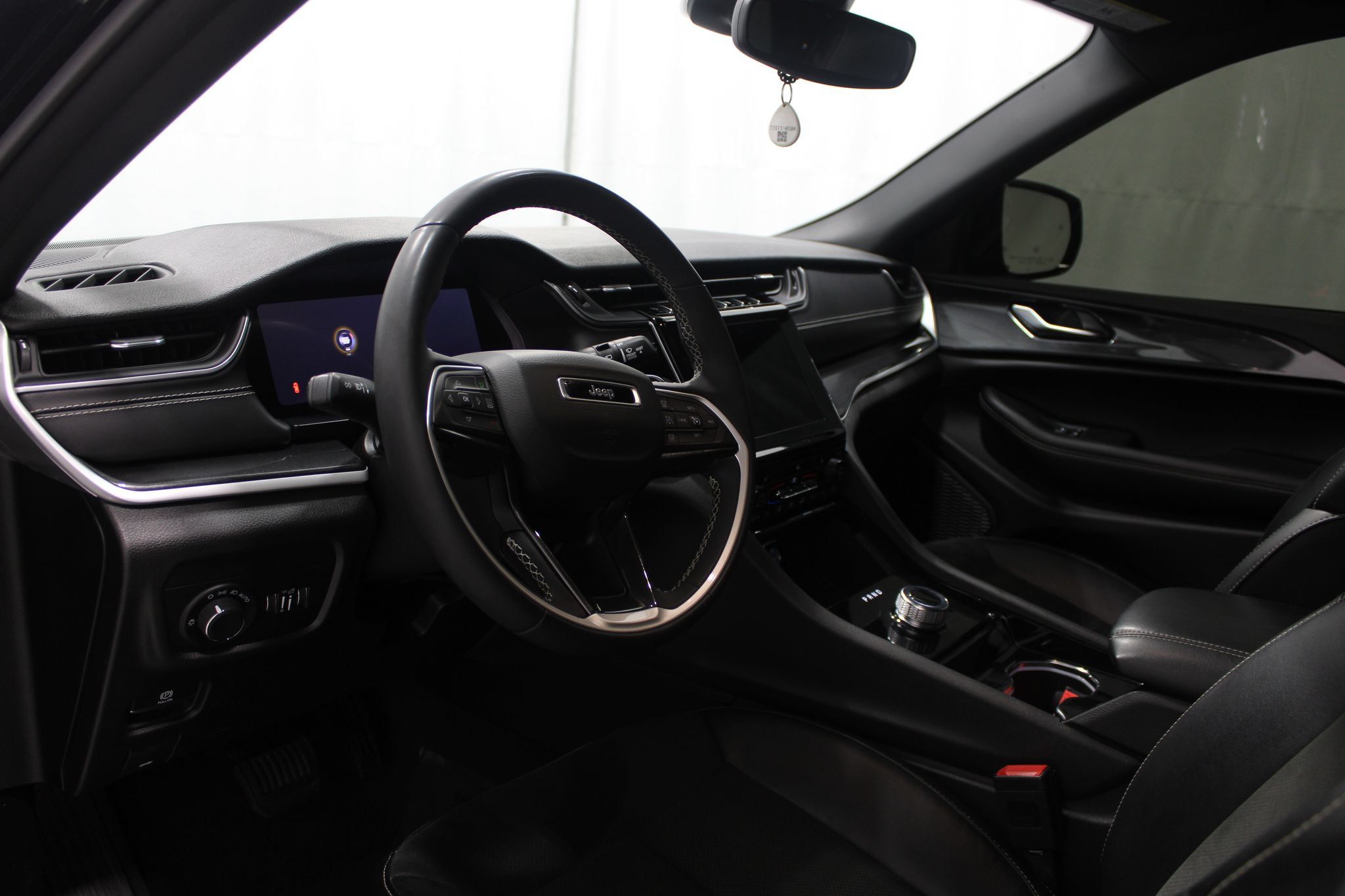 Used 2023 Jeep Grand Cherokee Altitude AWD/4WD image 12