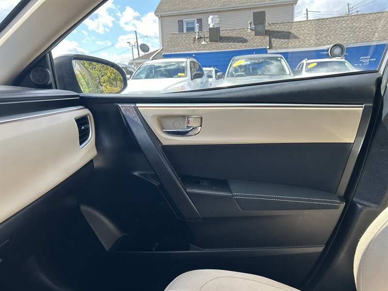 Used 2015 Toyota Corolla LE FWD image 11