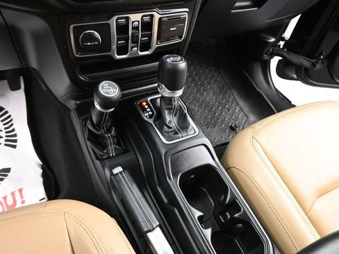 Used 2018 Jeep Wrangler Unlimited Sahara AWD/4WD image 6