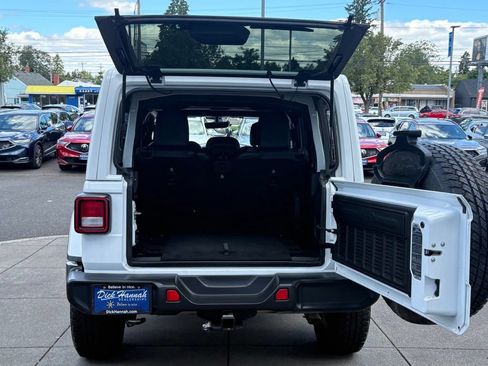 Used 2018 Jeep Wrangler Unlimited Sahara AWD/4WD image 9