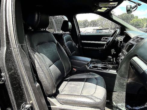 Used 2017 Ford Explorer XLT w/ Equipment Group 202A FWD image 19