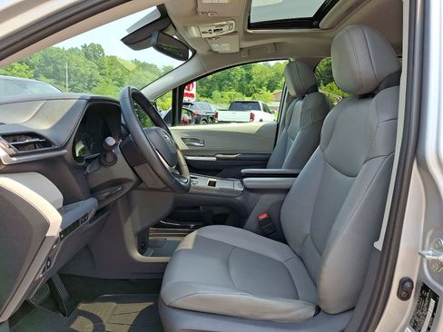 Certified 2021 Toyota Sienna XLE FWD image 17