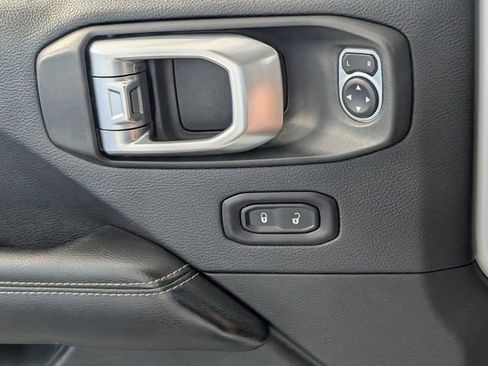 Used 2018 Jeep Wrangler Unlimited Sahara image 24