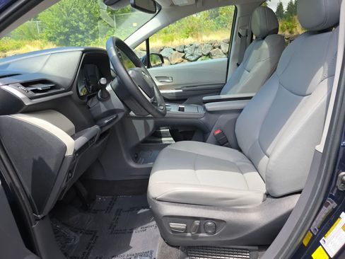 Used 2023 Toyota Sienna XLE AWD/4WD image 22