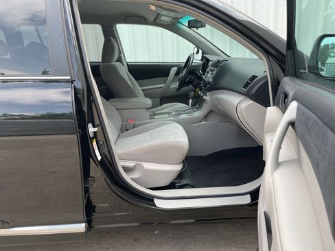 Used 2013 Toyota Highlander FWD image 16