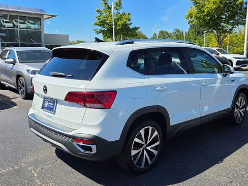 Used 2023 Volkswagen Taos SE w/ Panoramic Sunroof Package FWD image 5