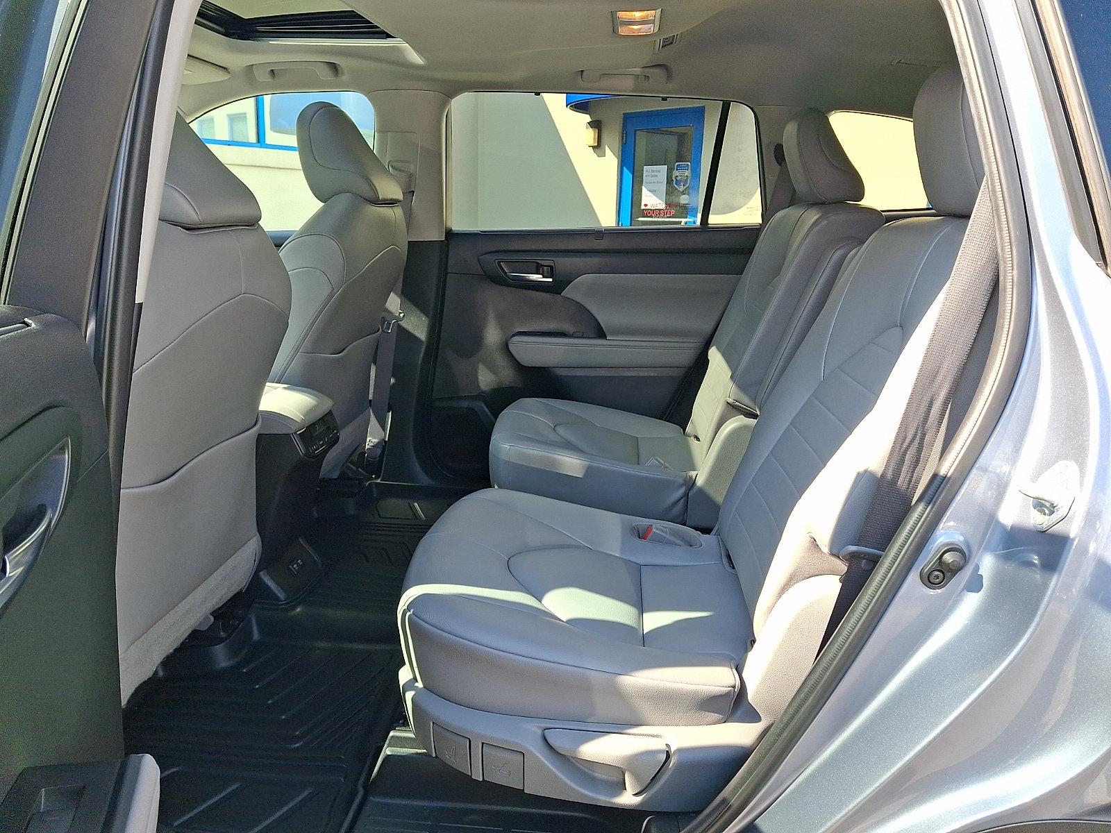 Used 2021 Toyota Highlander XLE AWD/4WD image 10