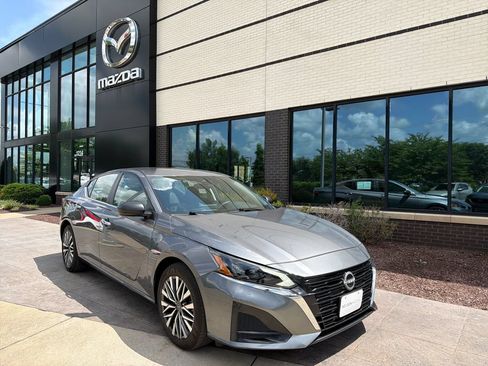 Used 2025 Nissan Altima 2.5 SV FWD image 1