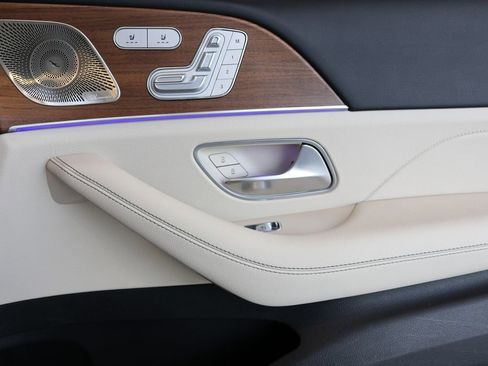 Used 2023 Mercedes-Benz GLS 450 4MATIC image 41