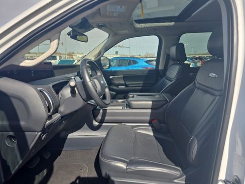 Used 2025 Ford Expedition Platinum image 9