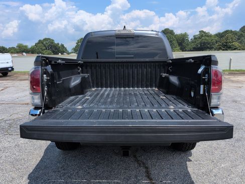 Used 2020 Toyota Tacoma TRD Off-Road AWD/4WD image 11