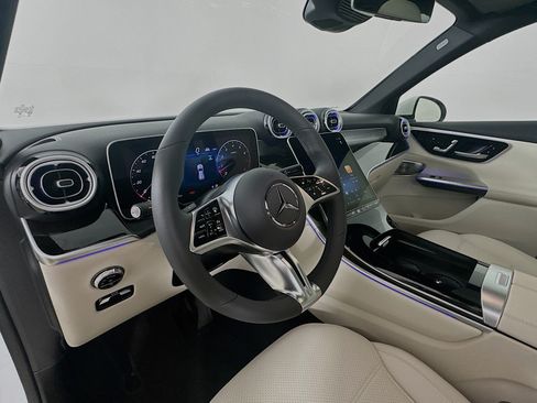 Used 2025 Mercedes-Benz GLC 300 4MATIC image 10