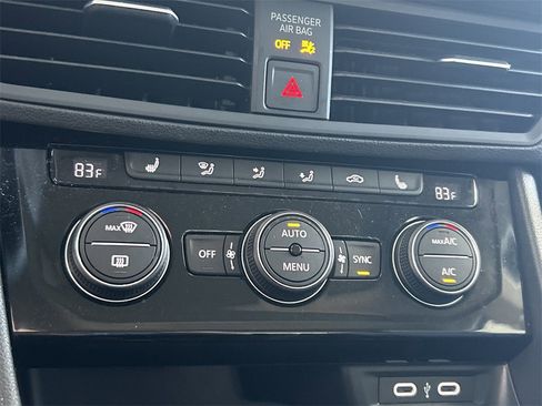 Certified 2024 Volkswagen Jetta SE w/ Panoramic Sunroof Package image 25