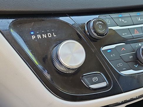 Used 2024 Chrysler Pacifica Touring-L FWD image 15