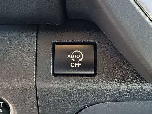 Used 2025 Nissan Frontier SV AWD/4WD image 17