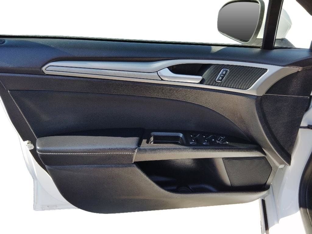 Used 2020 Ford Fusion SE FWD image 12
