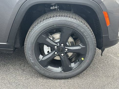 New 2025 Jeep Grand Cherokee Altitude image 14