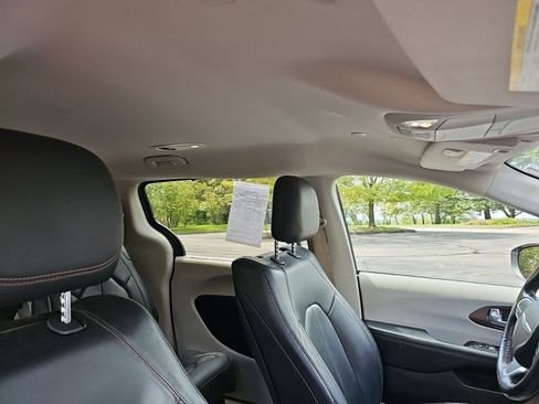 Used 2019 Chrysler Pacifica Touring-L Plus w/ Advanced Safetytec Group FWD image 13